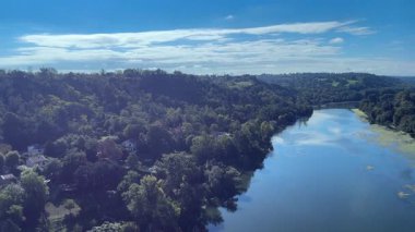 Toulouse, Fransa 'da Teleo teleferik yolculuğu, Garonne Nehri' nin panoramik manzara manzarasını, şehir bölgelerini, Pech David Hill yamaçlarını, köprüleri, parkları ve yüksek raylardan uzak şehir ufkunu gösteriyor..