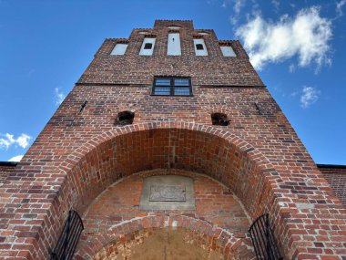 Malmhus Şatosu 'nun dış görünüşü, Malm İsveç' in İskandinavya 'daki en eski korunmuş Rönesans kalesi, taş cephe duvarları silindirik duvarlar, siperler, kemerli pencereler, kuru hendek erişim köprüsü bayrak direği ve bitişik park.