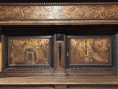 Ortaçağ meşe sandıkları İsveç 'teki Malmhus Kalesi müzesinde oyulmuş demir bantlar ve ahşap tahıllar sergiliyor..