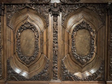 Ortaçağ meşe sandıkları İsveç 'teki Malmhus Kalesi müzesinde oyulmuş demir bantlar ve ahşap tahıllar sergiliyor..