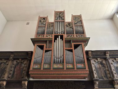 1531 yılında inşa edilmiş olan tarihi ahşap boru orgu İsveç 'teki Malmhus Şatosu müzesinde sergileniyor. Karmaşık oyulmuş meşe kılıfı, birkaç sıra cilalanmış metal borular sergileniyor.