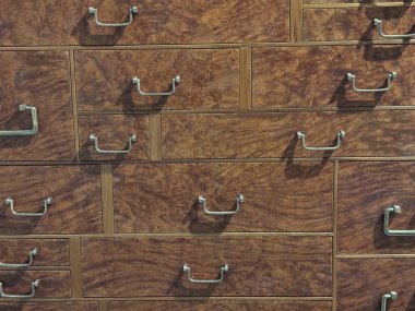 Ortaçağ meşe sandıkları İsveç 'teki Malmhus Kalesi müzesinde oyulmuş demir bantlar ve ahşap tahıllar sergiliyor..