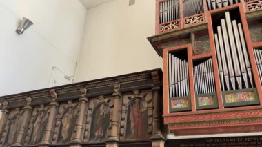 İsveç 'teki Malmö Müzesi şatosundaki iç sergilerin görüntülerinde tarihi sergiler, eserler, galeri odaları ve kültür ve eğitim için sergi alanları yer alıyor..