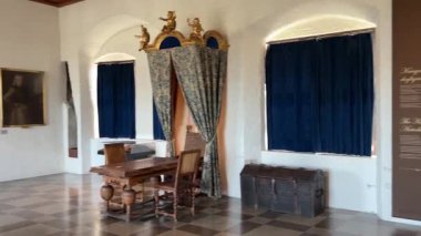 İsveç 'teki Malmö Müzesi şatosundaki iç sergilerin görüntülerinde tarihi sergiler, eserler, galeri odaları ve kültür ve eğitim için sergi alanları yer alıyor..