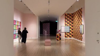 İsveç 'teki Malmö Müzesi şatosundaki iç sergilerin görüntülerinde tarihi sergiler, eserler, galeri odaları ve kültür ve eğitim için sergi alanları yer alıyor..