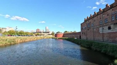 Malmhus Şatosu 'nun dış görünüşü, Malm İsveç' in İskandinavya 'daki en eski korunmuş Rönesans kalesi, taş cephe duvarları silindirik duvarlar, siperler, kemerli pencereler, kuru hendek erişim köprüsü bayrak direği ve bitişik park.