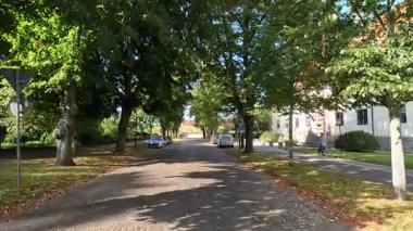 Slottsparken parkı ve Malmhus Kalesi 'nin etrafındaki bahçeler çimen ağaçları patikaları göller ve şehir ortamında tarihi mimari yapılar..