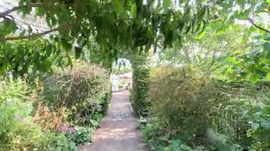 Slottsparken parkı ve Malmhus Kalesi 'nin etrafındaki bahçeler çimen ağaçları patikaları göller ve şehir ortamında tarihi mimari yapılar..