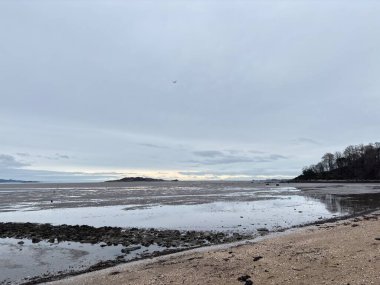 İskoçya 'da Forth of Forth' un kumlu ve kayalık kıyı şeridi gelgit kıyı şeridi boyunca Kuzey Denizi 'ne uzanan doğal bir kıyı şeridini gösteriyor.. 