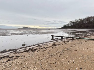 İskoçya 'da Forth of Forth' un kumlu ve kayalık kıyı şeridi gelgit kıyı şeridi boyunca Kuzey Denizi 'ne uzanan doğal bir kıyı şeridini gösteriyor.. 