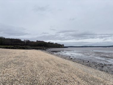 İskoçya 'da Forth of Forth' un kumlu ve kayalık kıyı şeridi gelgit kıyı şeridi boyunca Kuzey Denizi 'ne uzanan doğal bir kıyı şeridini gösteriyor.. 