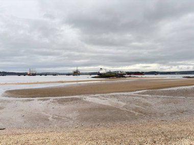 İskoçya 'da Forth of Forth' un kumlu ve kayalık kıyı şeridi gelgit kıyı şeridi boyunca Kuzey Denizi 'ne uzanan doğal bir kıyı şeridini gösteriyor.. 