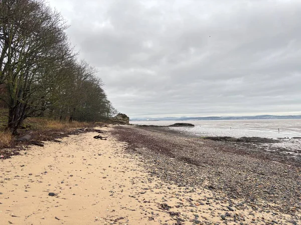 Kartal Kayası, İskoçya 'daki Forth Estuary' nin kıyı şeridinde nehir suları, çamur kıyıları ve köprülere ve ufka yönelik manzaraları içeren Roma amblemine sahiptir..