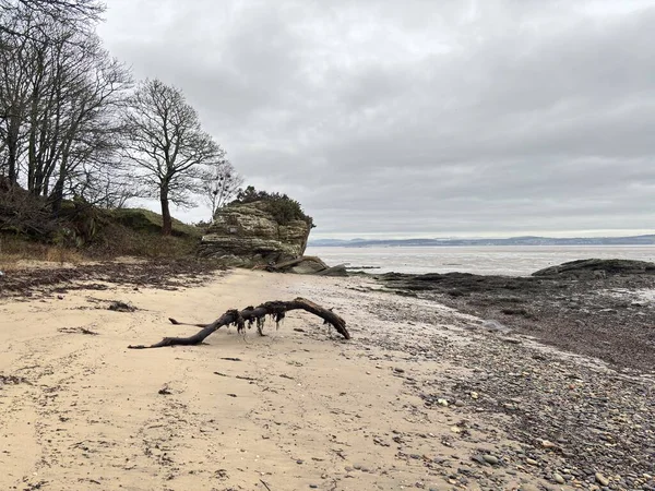 Kartal Kayası, İskoçya 'daki Forth Estuary' nin kıyı şeridinde nehir suları, çamur kıyıları ve köprülere ve ufka yönelik manzaraları içeren Roma amblemine sahiptir..