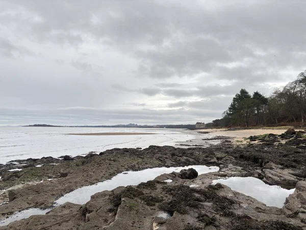 İskoçya 'da Forth of Forth' un kumlu ve kayalık kıyı şeridi gelgit kıyı şeridi boyunca Kuzey Denizi 'ne uzanan doğal bir kıyı şeridini gösteriyor.. 