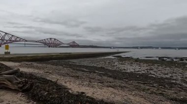 İskoçya 'nın doğu kıyısındaki Forth of Forth halicinin gel-git kıyısında kum ve kayalarla kaplı dördüncü kıyı şeridi.. 