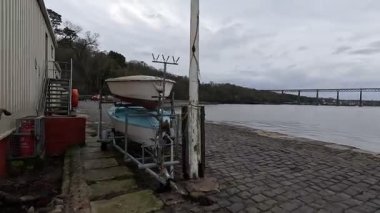 İskoçya 'nın doğu kıyısındaki Forth of Forth halicinin gel-git kıyısında kum ve kayalarla kaplı dördüncü kıyı şeridi.. 