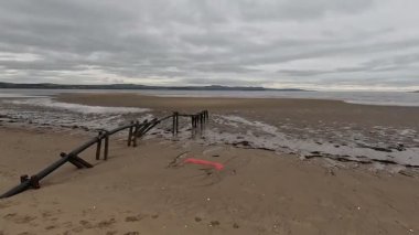 İskoçya 'nın dördüncü kıyı şeridi boyunca gelgit düzlükleri, hafif dalgalar, uzak köprüler ve kışın ufuk çizgisiyle birlikte..