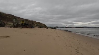 İskoçya 'nın dördüncü kıyı şeridi boyunca gelgit düzlükleri, hafif dalgalar, uzak köprüler ve kışın ufuk çizgisiyle birlikte..