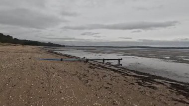 İskoçya 'nın dördüncü kıyı şeridi boyunca gelgit düzlükleri, hafif dalgalar, uzak köprüler ve kışın ufuk çizgisiyle birlikte..
