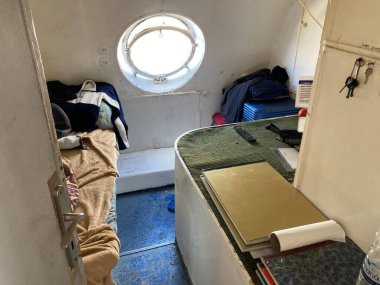 Korfu limanındaki Sovyet döneminden kalma bir hidrofolyo teknesinin iç kabini, Yunanistan 'da oturma düzeni ve klasik deniz tasarımı gösteriliyor.