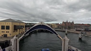 İsveç 'teki Helsingborg Limanı' ndaki feribot terminali, Danimarka 'ya bağlı Swedens feribot limanlarından birinde deniz rıhtımları ve rıhtımları, bekleme alanları, feribot gemileri ve rıhtım faaliyetlerini gösteriyor.. 