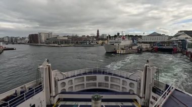 İsveç 'teki Helsingborg Limanı' ndaki feribot terminali, Danimarka 'ya bağlı Swedens feribot limanlarından birinde deniz rıhtımları ve rıhtımları, bekleme alanları, feribot gemileri ve rıhtım faaliyetlerini gösteriyor.. 