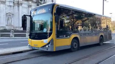 Lizbon şehir merkezindeki caddelerde faaliyet gösteren klasik klasik sarı tramvaylar. Portekiz 'in tarihi toplu taşımacılık bölgelerinden geçiyor.