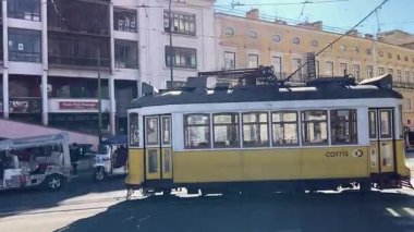 Lizbon şehir merkezindeki caddelerde faaliyet gösteren klasik klasik sarı tramvaylar. Portekiz 'in tarihi toplu taşımacılık bölgelerinden geçiyor.