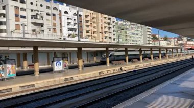 Lizbon, Portekiz 'deki Santa Apolonia tren istasyonundaki tren ve yolcular.