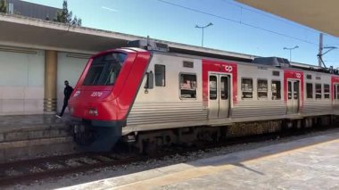Lizbon, Portekiz 'deki Santa Apolonia tren istasyonundaki tren ve yolcular.