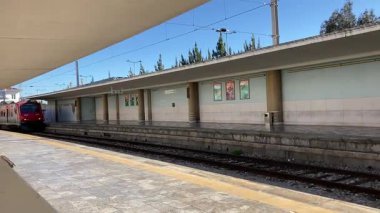 Lizbon, Portekiz 'deki Santa Apolonia tren istasyonundaki tren ve yolcular.