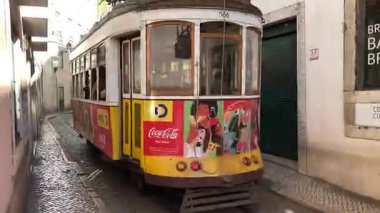 Lizbon şehir merkezindeki caddelerde faaliyet gösteren klasik klasik sarı tramvaylar. Portekiz 'in tarihi toplu taşımacılık bölgelerinden geçiyor.