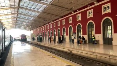 Lizbon, Portekiz 'deki Santa Apolonia tren istasyonundaki tren ve yolcular.