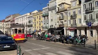 Lizbon şehir merkezindeki caddelerde faaliyet gösteren klasik klasik sarı tramvaylar. Portekiz 'in tarihi toplu taşımacılık bölgelerinden geçiyor.