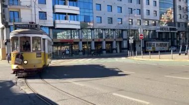 Lizbon şehir merkezindeki caddelerde faaliyet gösteren klasik klasik sarı tramvaylar. Portekiz 'in tarihi toplu taşımacılık bölgelerinden geçiyor.