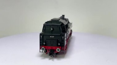 Detaylı DRG Sınıf 86 standart Alman buhar tankı lokomotifli HO model demiryolu Fleischmann üreticisi tarafından üretiliyor.