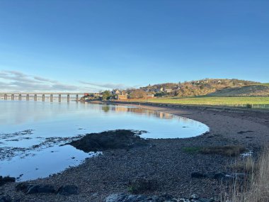 Tay Nehri 'ni kaplayan Tay Demiryolu Köprüsü kış boyunca İskoçya' daki Dundee 'ye doğru manzaralı..