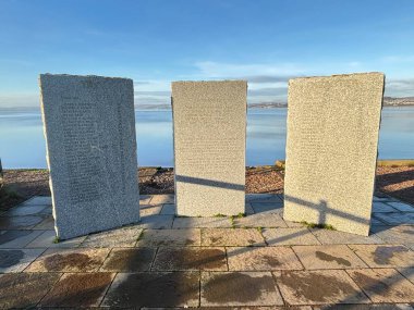 1879 Tay Köprüsü Felaketi 'nin kurbanlarının anısına yapılan anıt taşlar, İskoçya' nın Fife kentindeki Wormit 'te, Tay Nehri kıyısında.