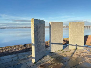1879 Tay Köprüsü Felaketi 'nin kurbanlarının anısına yapılan anıt taşlar, İskoçya' nın Fife kentindeki Wormit 'te, Tay Nehri kıyısında.