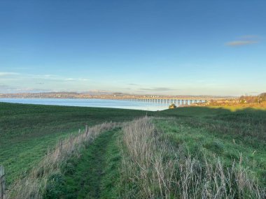 Dundee yakınlarındaki İskoçya 'nın doğu kıyısındaki Tay Nehri' nin kıyısı olan Firth of Tay 'deki manzara manzarası..