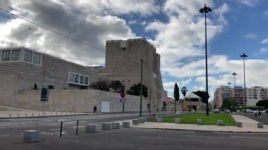 Lizbon, Portekiz 'deki şehir merkezinin geniş manzara manzarası, tarihi mimariyi, fayanslı cepheleri, dar sokakları, meydanları, insanları ve günlük şehir yaşamını gösteriyor.