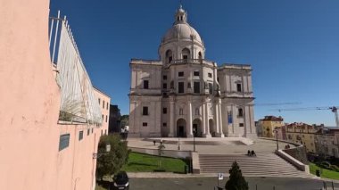 Lizbon, Portekiz 'deki şehir merkezinin geniş manzara manzarası, tarihi mimariyi, fayanslı cepheleri, dar sokakları, meydanları, insanları ve günlük şehir yaşamını gösteriyor.