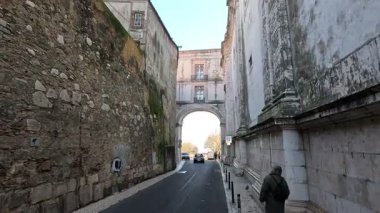 Lizbon, Portekiz 'deki şehir merkezinin geniş manzara manzarası, tarihi mimariyi, fayanslı cepheleri, dar sokakları, meydanları, insanları ve günlük şehir yaşamını gösteriyor.