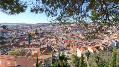 Lizbon, Portekiz 'deki şehir merkezinin geniş manzara manzarası, tarihi mimariyi, fayanslı cepheleri, dar sokakları, meydanları, insanları ve günlük şehir yaşamını gösteriyor.