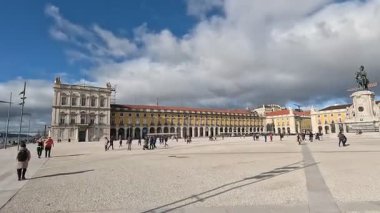 Lizbon, Portekiz 'deki şehir merkezinin geniş manzara manzarası, tarihi mimariyi, fayanslı cepheleri, dar sokakları, meydanları, insanları ve günlük şehir yaşamını gösteriyor.