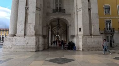 Lizbon, Portekiz 'deki şehir merkezinin geniş manzara manzarası, tarihi mimariyi, fayanslı cepheleri, dar sokakları, meydanları, insanları ve günlük şehir yaşamını gösteriyor.