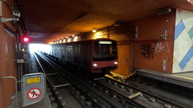 Portekiz 'deki Lizbon metro sisteminden görüntüler yeraltı istasyonlarının artistik fayans panelleri, platformları, yürüyen merdivenleri ve raylarda modern trenleri gösteriyor..