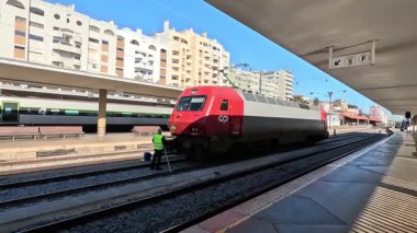 Lizbon, Portekiz 'deki Gare do Oriente ana tren istasyonunda cam çatı altında konuşlanmış modern yüksek hızlı ve bölgesel yolcu trenleri.