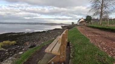 Dundee yakınlarındaki İskoçya 'nın doğu kıyısındaki Tay Nehri' nin kıyısı olan Firth of Tay 'deki manzara manzarası..